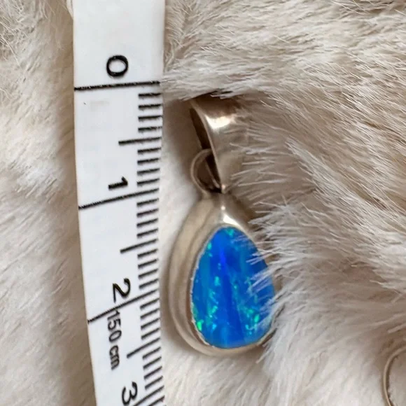 Hand Crafted Opals Set in Silver Pendant, Earrings & Smaller Studs - Picture 8 of 11